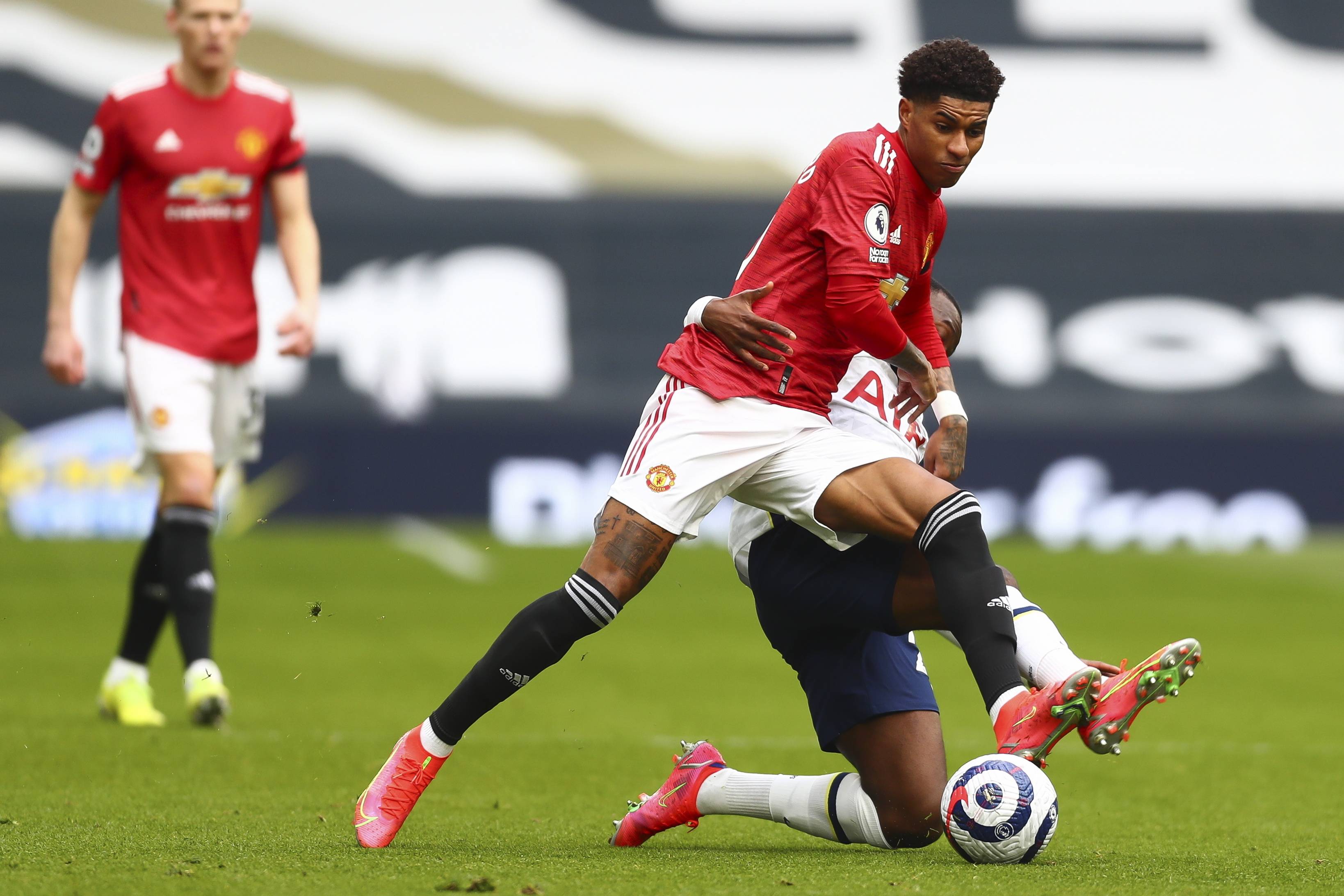 哈弗茨妻子晒怀孕照：我们最大的恩赐.